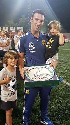 Scaloni con sus hijos en L'Alcudia tras ser campeón.  AFA
