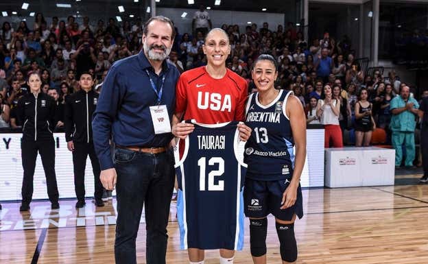 Taurasi posa con el regalo de la Confederación Argentina de Básquet.  FIBA