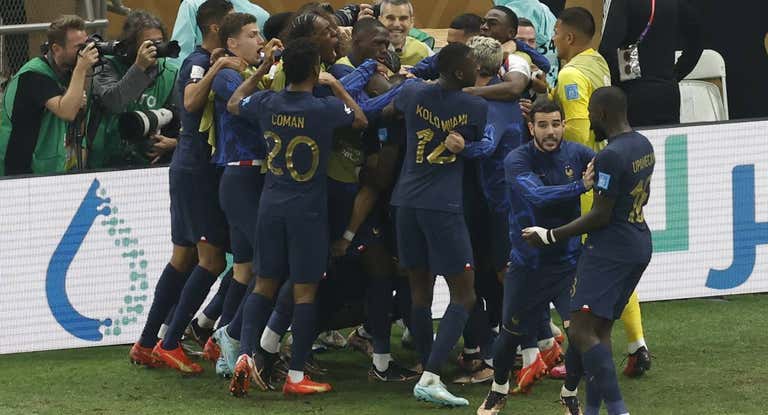 Theo Hernández empuja a Upamecano para que entre al terreno de juego en plena celebración.