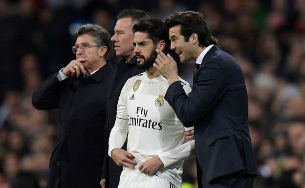 Isco recibe instrucciones de Solari.