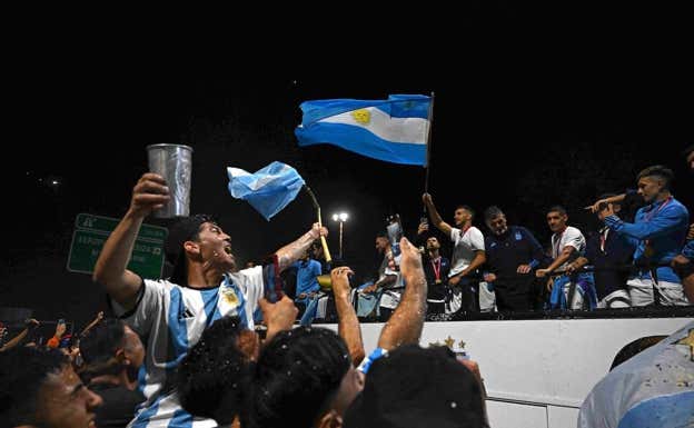 Aficionados argentinos reciben a la selección.  AFP