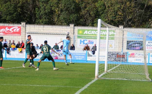 Adrià Mercadal anotando un gol de cabeza  CD CORIA