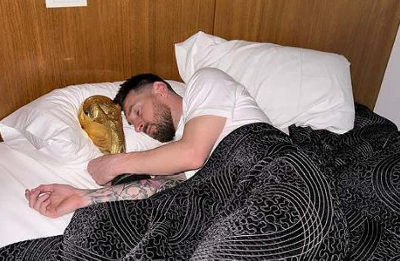 Las horas más 'ardientes' de Messi: un post de récord, despertar con la Copa...