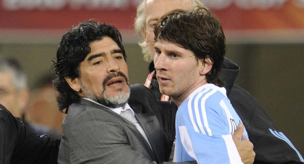 Messi y Maradona./AFP