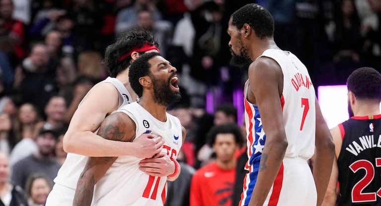 Kyrie Irving y Kevin Durant celebran la victoria de los Nets ante los Raptors.