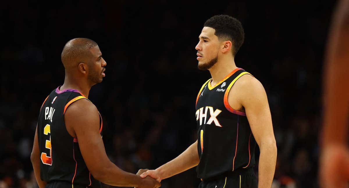 Chris Paul y Devin Booker, las dos estrellas de los Phoenix Suns./Reuters