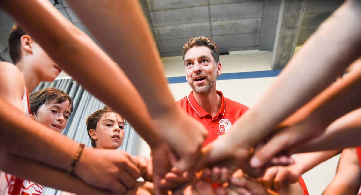 Pau Gasol con algunos de los niños de la Academy./Pau Gasol Academy