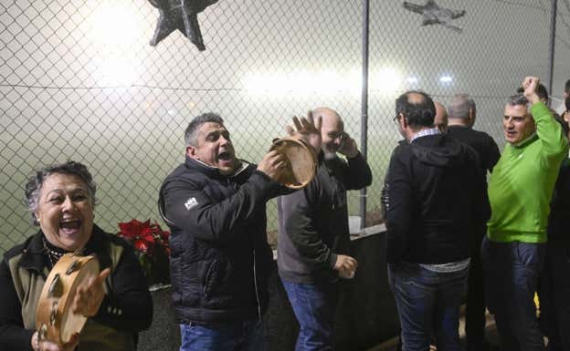 Asun, en la terraza de su casa con amigos y familiares.  EFE