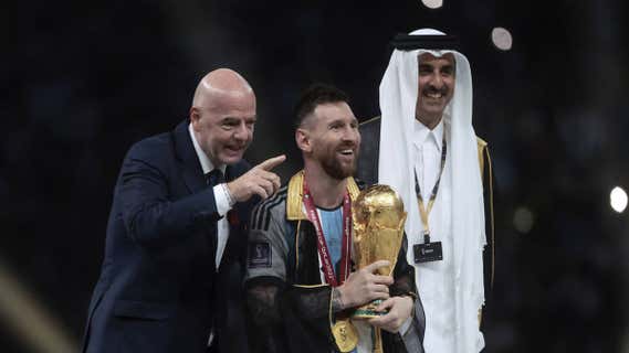 Messi junto al presidente de FIFA, Infantino, y al emir de Catar. /EFE