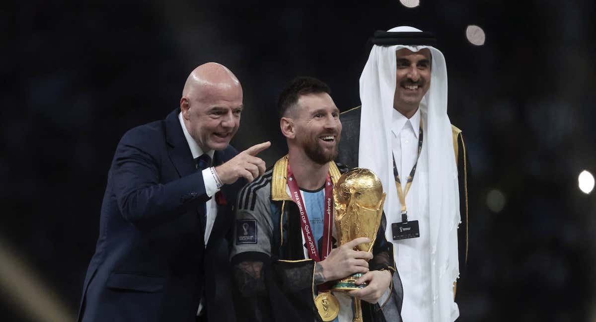 Messi junto al presidente de FIFA, Infantino, y al emir de Catar.