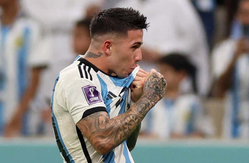 Cara a cara entre Bellingham y Enzo Fernández: las dos estrellas que reventarán el mercado