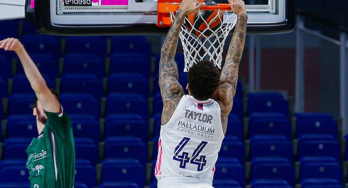 Jeff Taylor machaca con el Real Madrid en un partido ante Unicaja./Efe