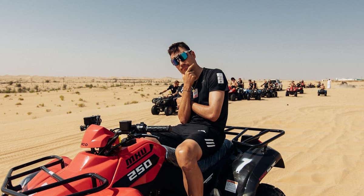 Juan Ayuso, durante la concentración de post-temporada de UAE Team Emirates en el desierto de Abu Dhabi.