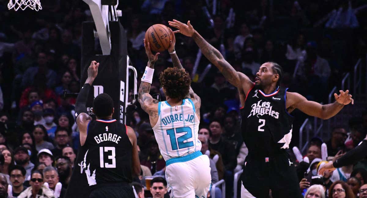 Kawhi pone un tapón a Oubre Jr. durante el partido entre los Clippers y los Hornets./ REUTERS