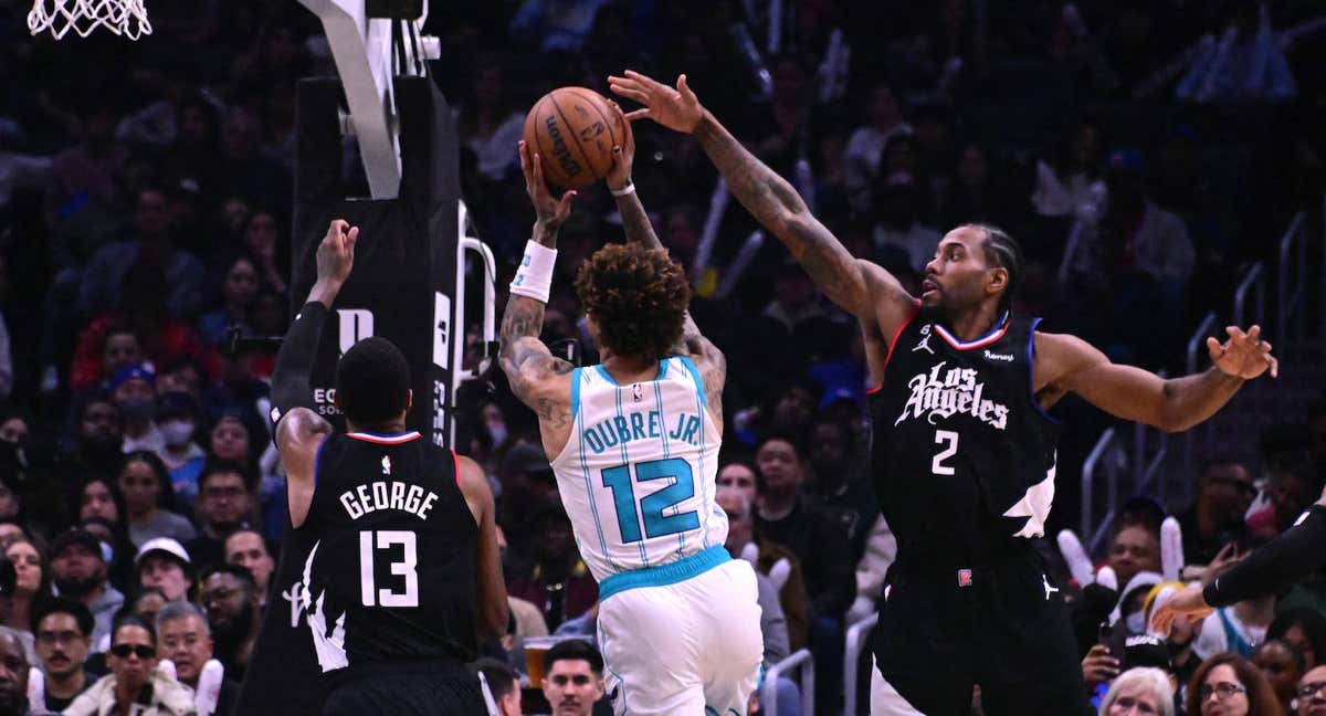 Kawhi pone un tapón a Oubre Jr. durante el partido entre los Clippers y los Hornets.