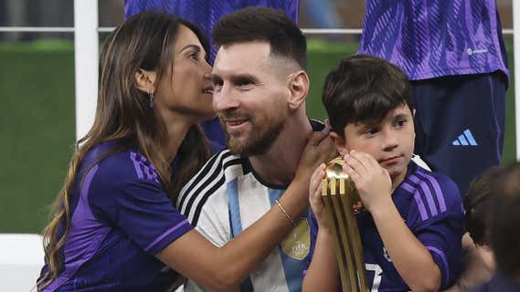 Antonela y Messi con su hijo Mateo./GETTY