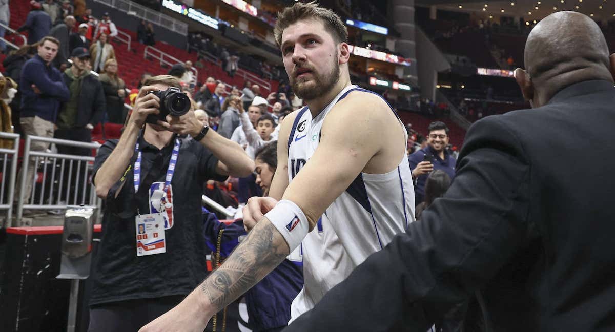 Luka Doncic se retira del Toyota Center tras su exhibición.