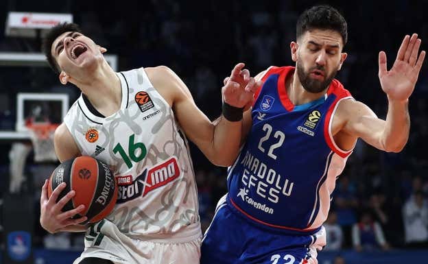 Vasijle Micic durante el último partido del Anadolu Efes ante Panathinaikos. Efe