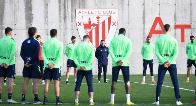 La plantilla del Athletic homenajea a Txetxu Rojo en Lezama