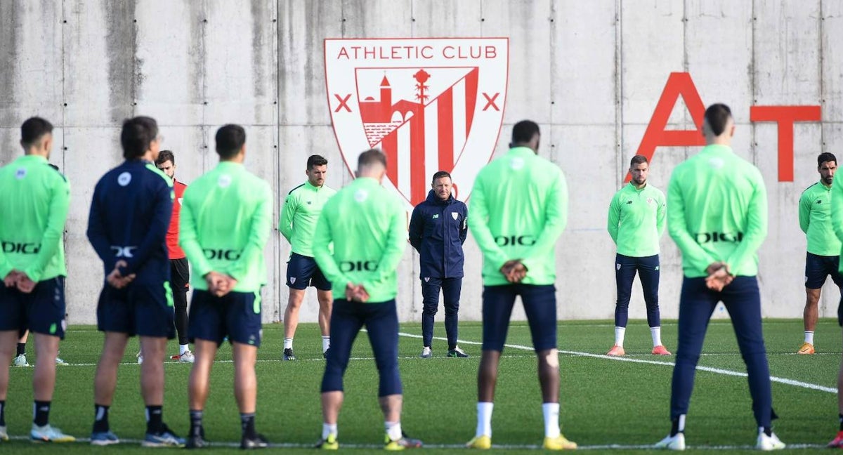 La plantilla del Athletic guarda un minuto de silencio en memoria de Txetxu Rojo