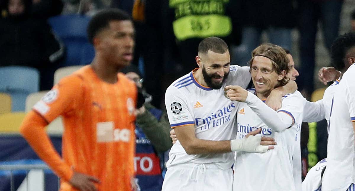 Modric y Benzema, en un partido con el Real Madrid./AFP