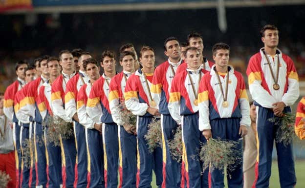 La foto de la entrega de la medalla de oro de los Juegos de 1992, de derecha a izquierda: Miguel, Soler, Ferrer, Amavisca, Abelardo, Paqui, Lasa, Kiko, Billabona, Vidal, Cañizares, Bergés, Alfonso, Toni...  EFE