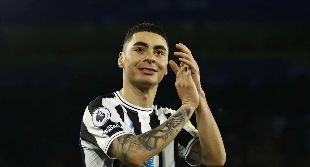 Almirón celebra uno de sus goles ante el Leicester.