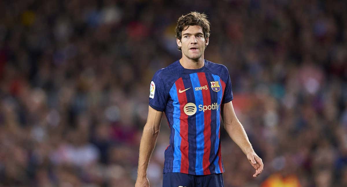 Marcos Alonso, en un partido con el Barça./GETTY