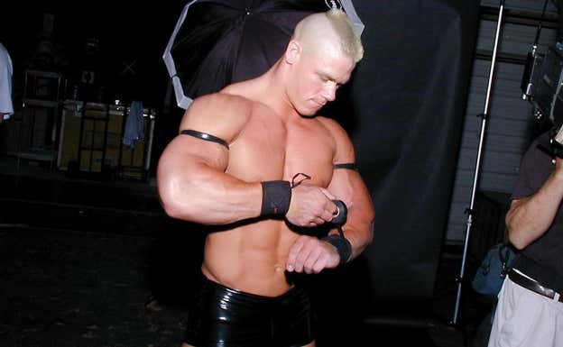 John Cena se prepara para uno de sus primeros combates. WWE