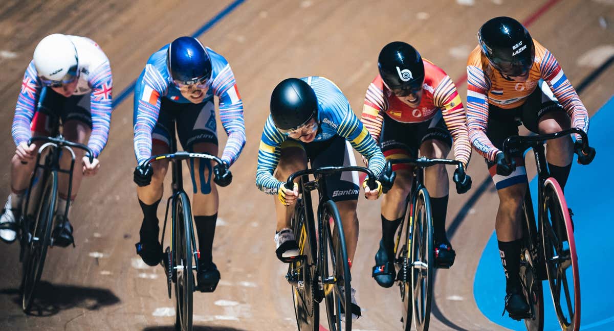 Tania Calvo, con la bandera española en los hombros, durante una prueba de Keirin de la UCI Track Champions League. /ALEX WHITEHEAD / SWPIX.COM