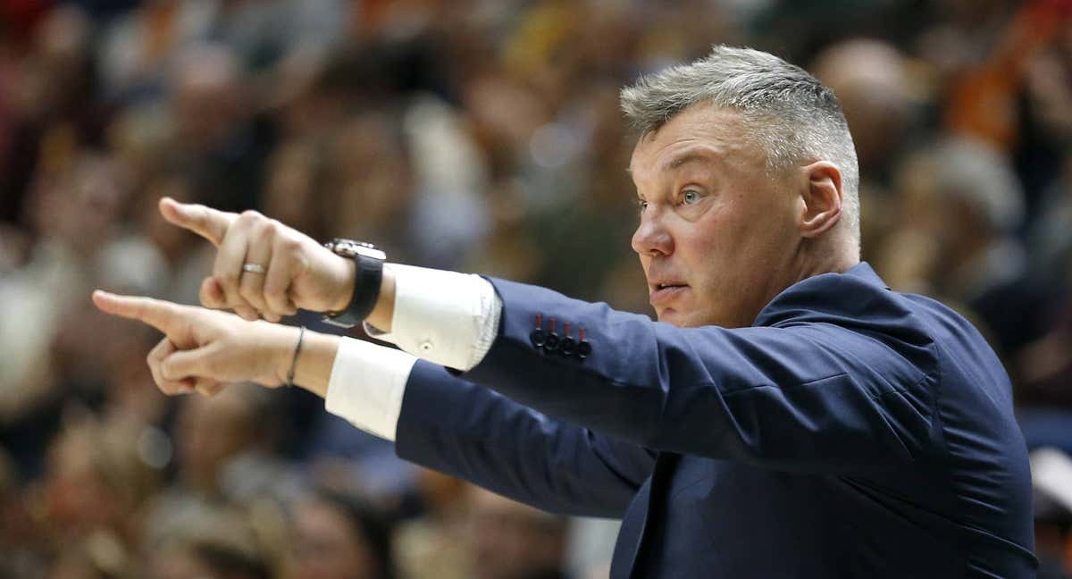 Sarunas Jasikevicius da indicaciones al Barça en un partido esta temporada.