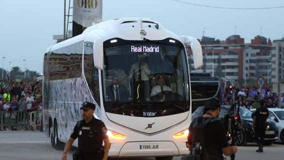 El autobús del Real Madrid, llegando al estadio del Elche./GETTY