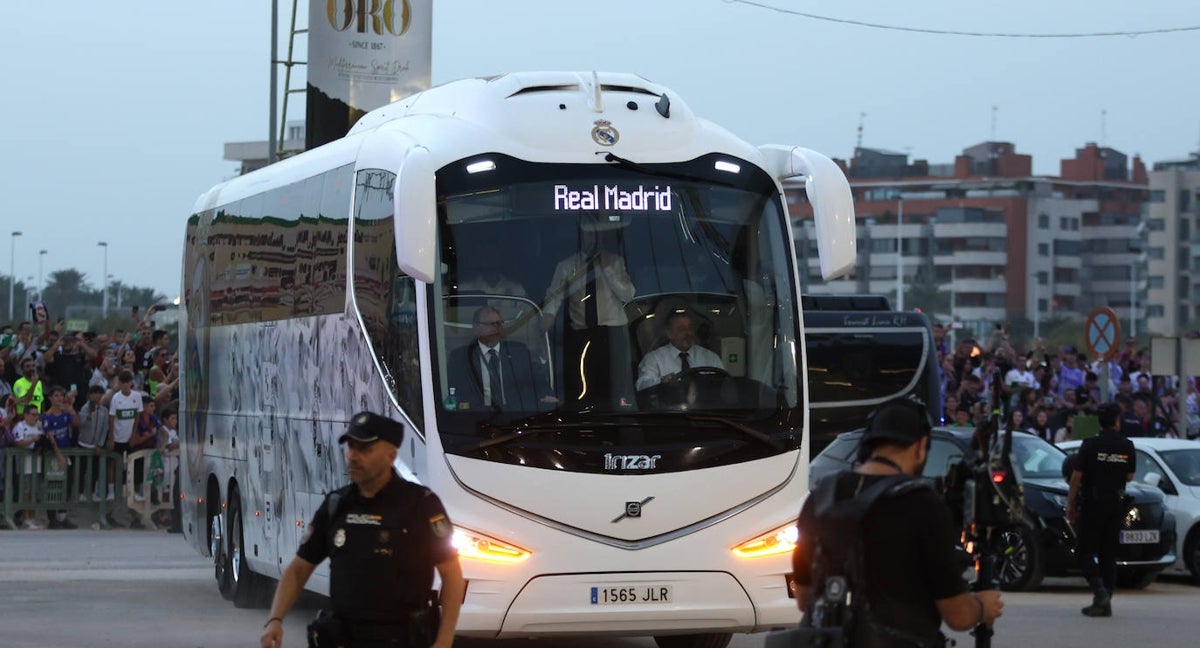 El autobús del Real Madrid, llegando al estadio del Elche.