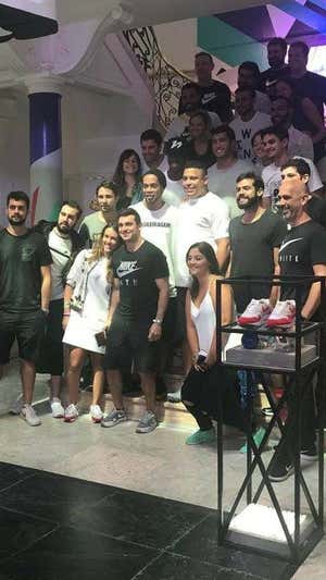 Vinicius, junto a Ronaldo y Ronaldinho en un evento de Nike.