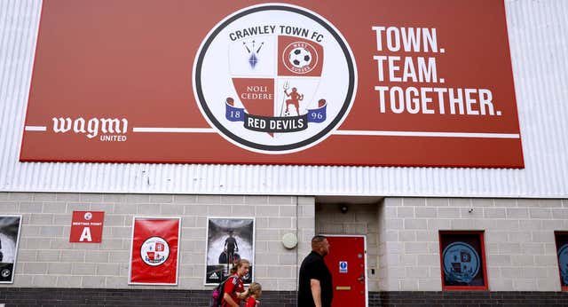 El presidente del Crawley Town, del mundo ‘crypto’, echa al entrenador y se pone al mando del equipo