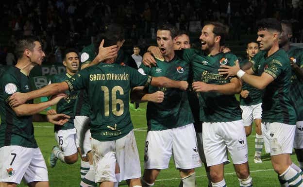 La plantilla del Cacereño celebrando un gol. CP Cacereño