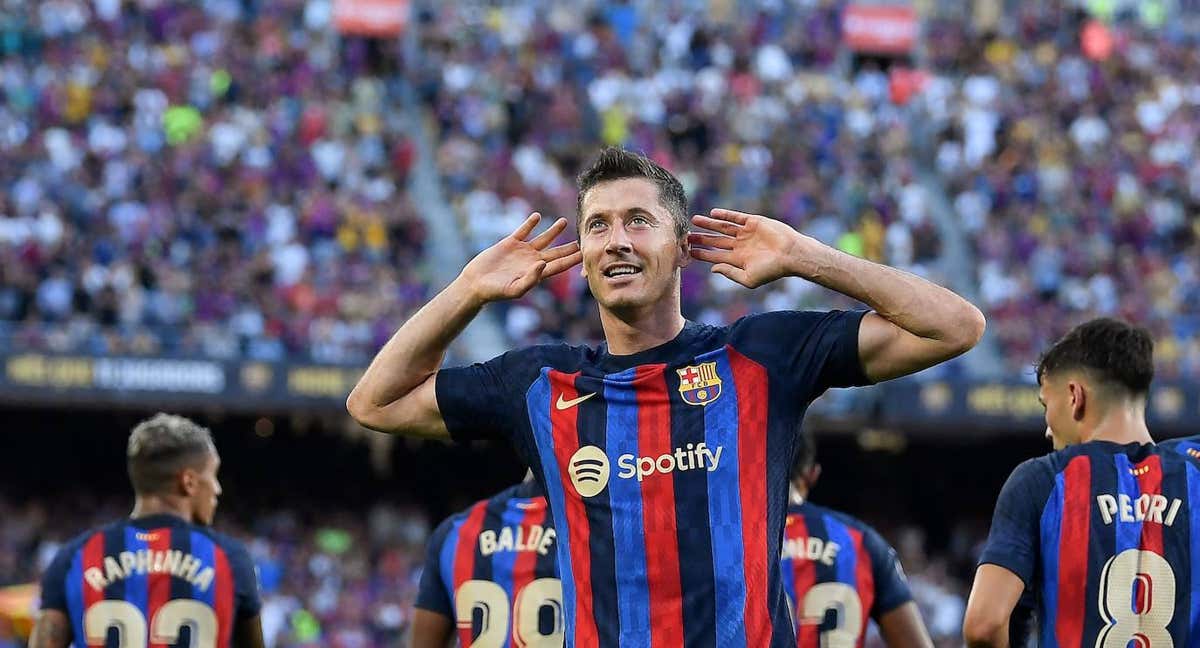 Lewandowski celebra un gol en Liga con el Barcelona. /Josep LAGO / AFP