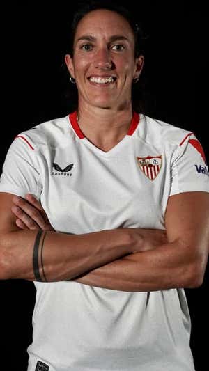 Silvia Meseguer posa con la equipación del Sevilla tras anunciarse su fichaje.  SEVILLA