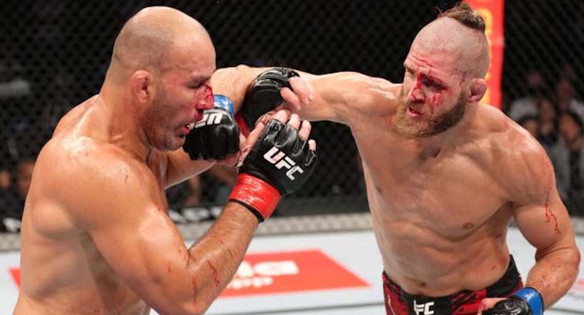 Glover Teixeira y Jiri Prochazka intercambian golpes en el UFC 275.