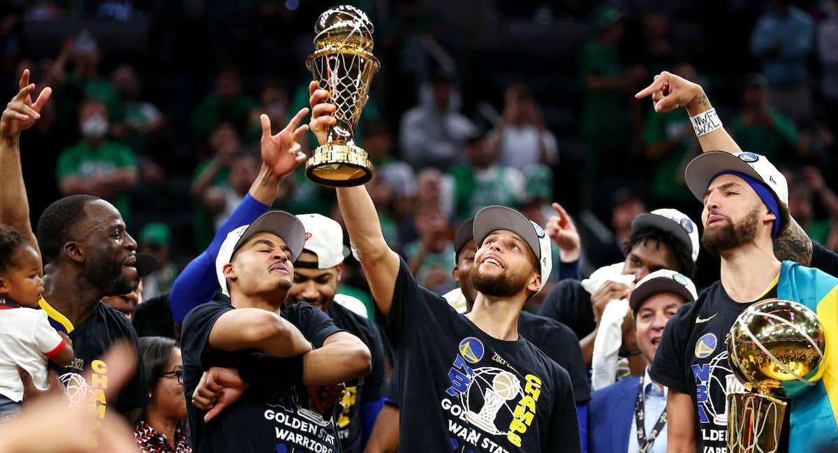 Los Golden State Warriors, con el título de campeones de la temporada pasada. /GETTY