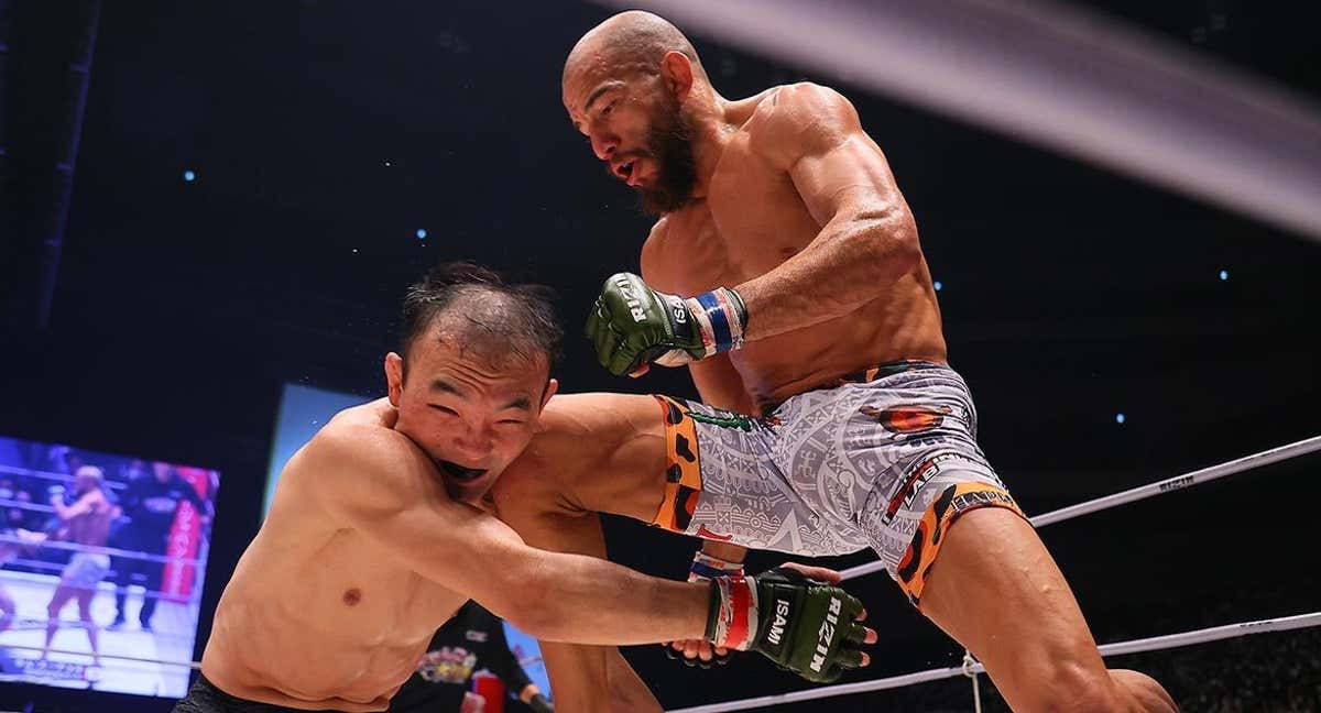 Juan Archuelta golpea a Kim durante su combate./Rizin