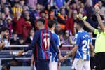 El show de Mateu en el derbi: 15 amarillas, dos rojas y cartulinas a dos manos