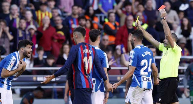 El show de Mateu en el derbi: 15 amarillas, dos rojas y cartulinas a dos manos