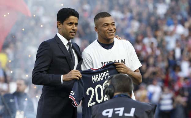 Mbappé, en su renovación con el PSG. EFE