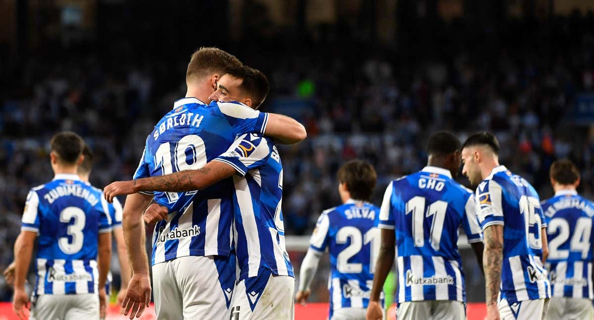 Brais Méndez se abraza con Sorloth tras marcar ante Osasuna