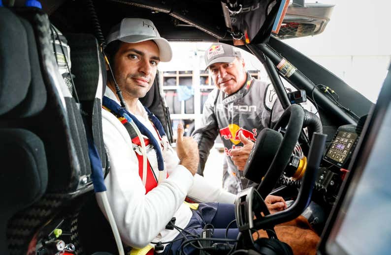 Sainz Jr., en su visita al Dakar: «Si estoy aquí es porque me gusta, no solo porque mi padre corra»