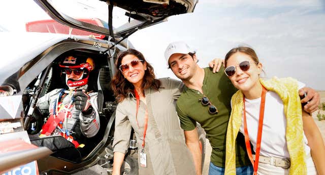 Carlos Sainz visita a su padre en el Rally Dakar por primera vez