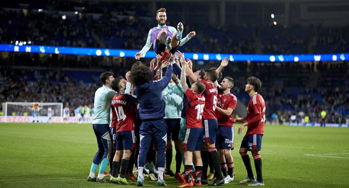 Roberto Torres, manteado por sus compañeros en el Real Arena./Getty Images