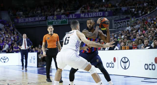 Los bajitos del Barça tumban al Real Madrid