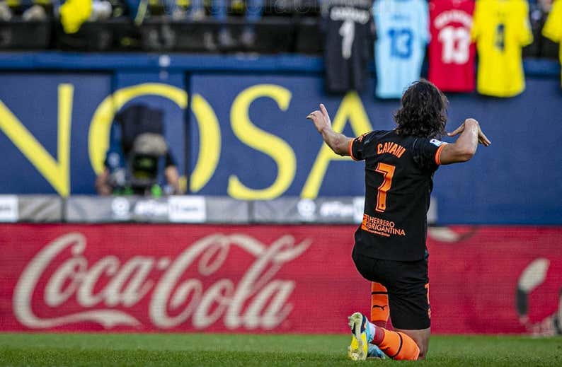 Cavani rompe registros pero mantiene su gafe